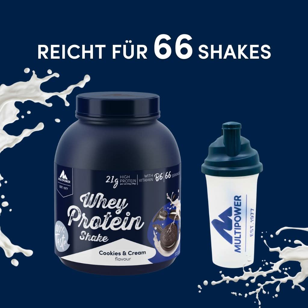 2kg Whey Protein Cookies & Cream auf einem dunkelblauen Hintergrund. Daneben steht ein Multipower Shaker in  weiß-blau.