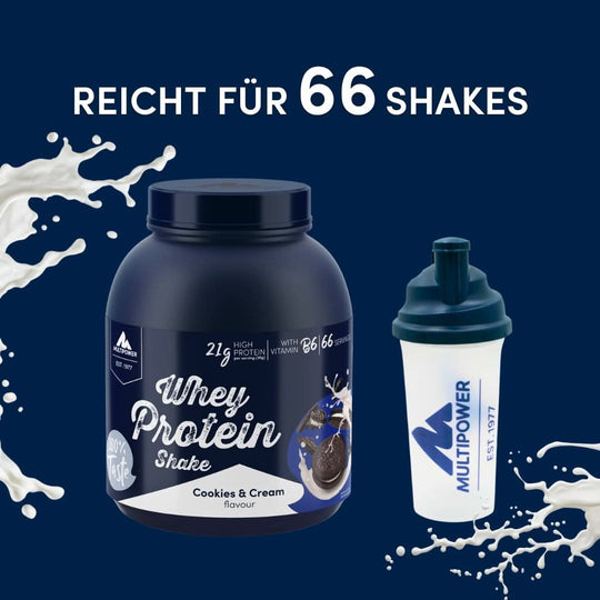 2kg Whey Protein Cookies & Cream auf einem dunkelblauen Hintergrund. Daneben steht ein Multipower Shaker in  weiß-blau.