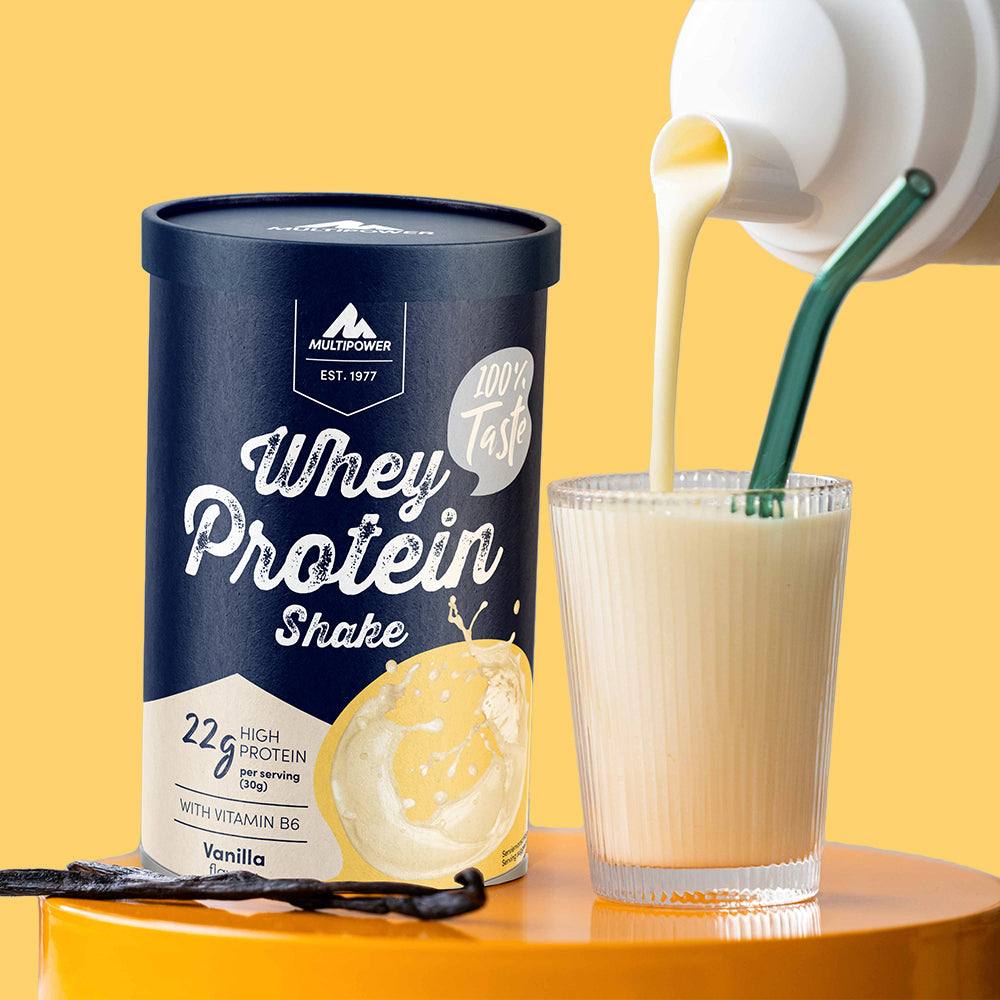 Multipower Proteinpulver mit Müsli auf einem Holztisch liegend