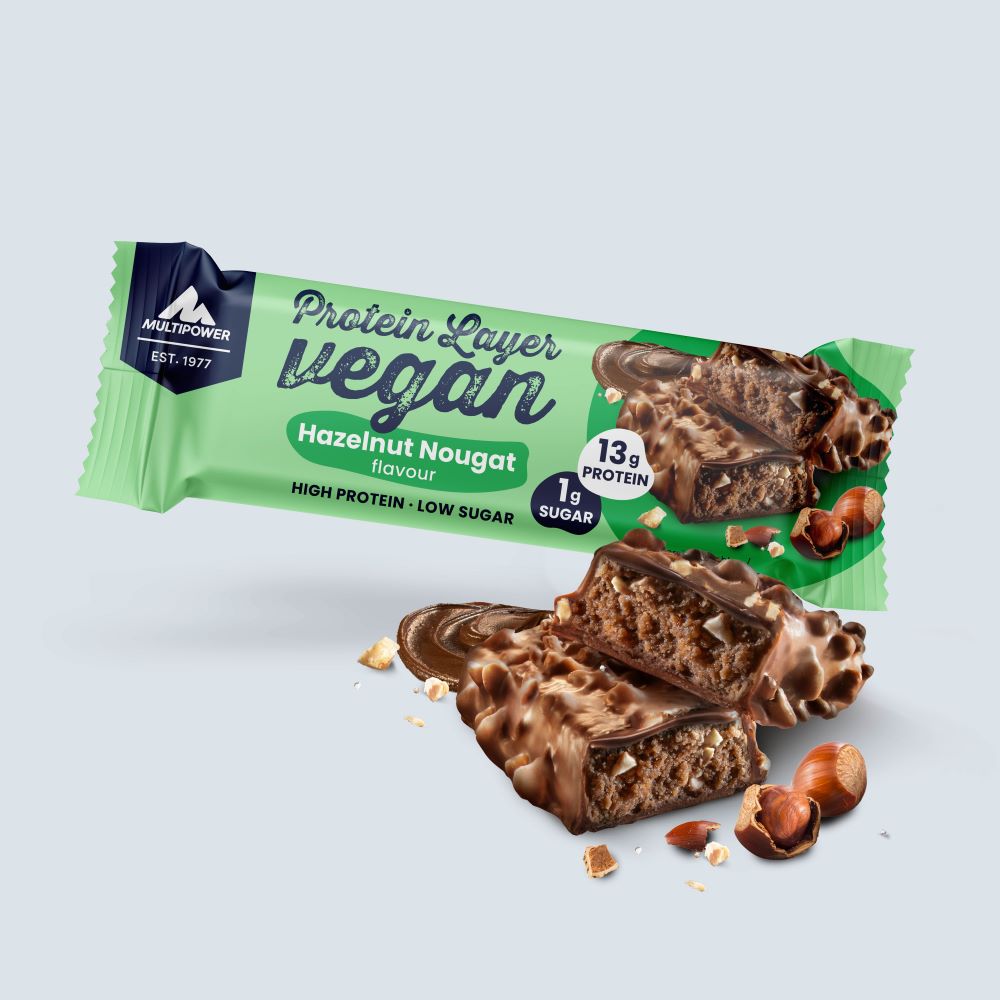 Multipower Vegan Layer Hazel Nougat (55 g) – veganer Proteinriegel mit Haselnuss-Nougat-Geschmack und Schokoladenschicht in moderner Verpackung.