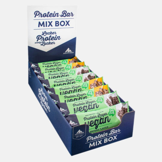 Multipower Protein Layer Vegan in verschiedenen Geschmacksrichtungen verpackt in einer dunkelblauen Mixbox.