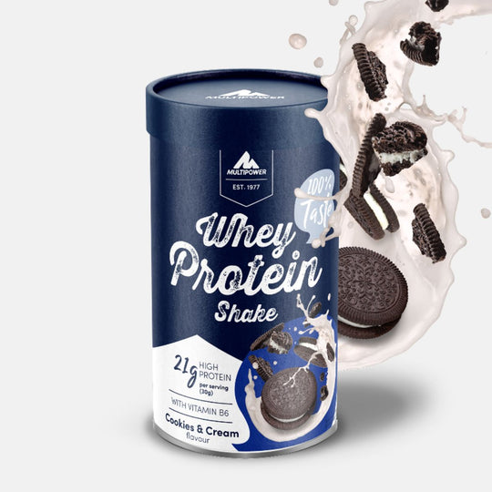 Multipower Whey Protein Shake in der Geschmacksrichtung Cookies & Cream – 420g Dose mit cremefarbenem und blauem Etikett, stehend auf hellem Untergrund.