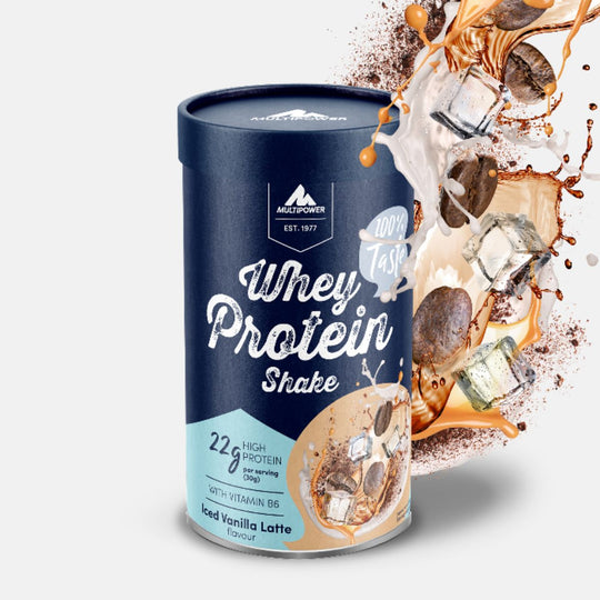 Multipower Whey Protein Shake in der Geschmacksrichtung Iced Vanilla Latte – 420g Dose mit beigefarbenem und blauem Etikett, stehend auf hellem Untergrund.