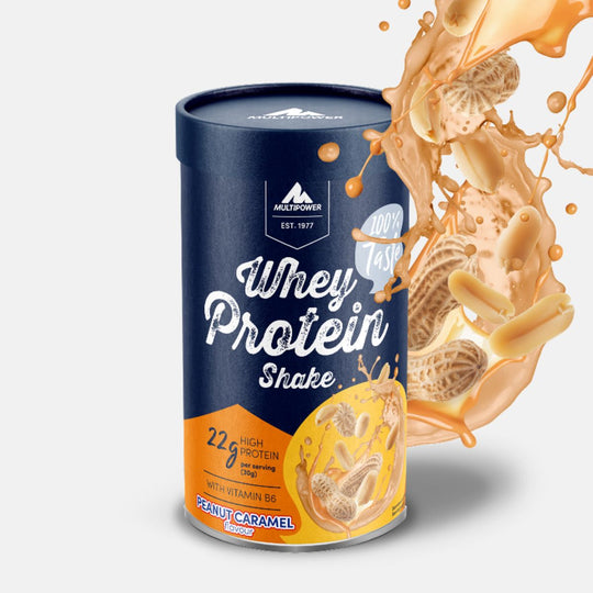 Multipower Whey Protein Shake in der Geschmacksrichtung Peanut Caramel – 420g Dose mit karamellfarbenem und blauem Etikett, stehend auf hellem Untergrund.