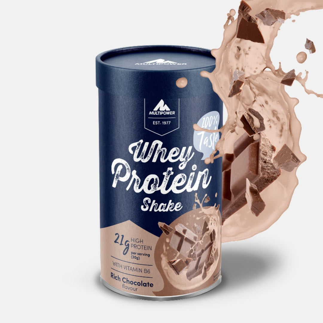 Multipower Whey Protein Shake in der Geschmacksrichtung Rich Chocolate – 420g Dose mit braun-blauem Etikett, stehend auf hellem Untergrund.