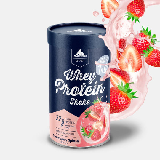 Multipower Whey Protein Shake in der Geschmacksrichtung Erdbeere – 420g Dose mit pink-blauem Etikett, stehend auf hellem Untergrund.