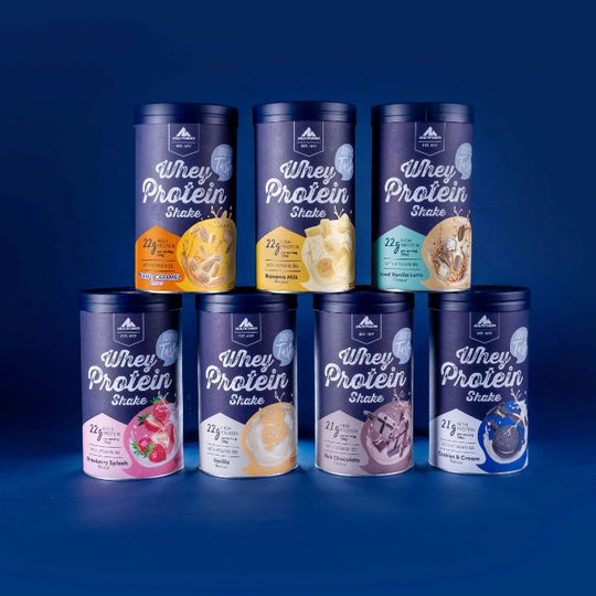 Alle Sorten des Multipower Whey Protein Shake 420g vor dunkelblauem Hintergrund – stilvoll inszeniertes Mood-Bild.